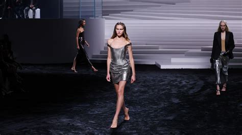 tessuti di versace|Sfilata di Versace Milano Fashion Week: i due volti della .